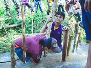 บุคลากรคณะศิลปศาสตร์ร่วมทำฝายชะลอน้ำตามรอยในหลวงรัชกาลที่,9