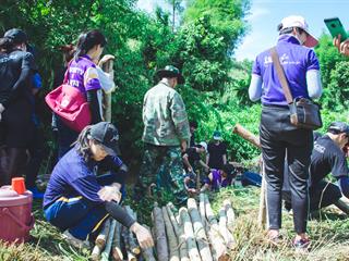 บุคลากรคณะศิลปศาสตร์ร่วมทำฝายชะลอน้ำตามรอยในหลวงรัชกาลที่,9