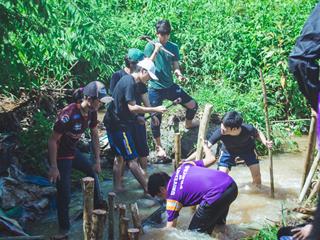 บุคลากรคณะศิลปศาสตร์ร่วมทำฝายชะลอน้ำตามรอยในหลวงรัชกาลที่,9