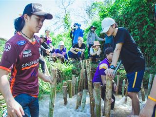 บุคลากรคณะศิลปศาสตร์ร่วมทำฝายชะลอน้ำตามรอยในหลวงรัชกาลที่,9