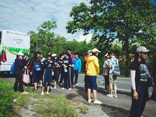 บุคลากรคณะศิลปศาสตร์ร่วมทำฝายชะลอน้ำตามรอยในหลวงรัชกาลที่,9