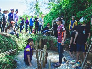 บุคลากรคณะศิลปศาสตร์ร่วมทำฝายชะลอน้ำตามรอยในหลวงรัชกาลที่,9