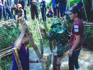 บุคลากรคณะศิลปศาสตร์ร่วมทำฝายชะลอน้ำตามรอยในหลวงรัชกาลที่,9