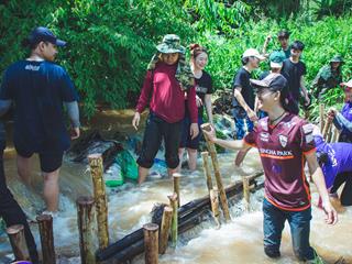 บุคลากรคณะศิลปศาสตร์ร่วมทำฝายชะลอน้ำตามรอยในหลวงรัชกาลที่,9