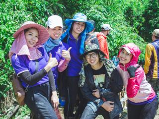 บุคลากรคณะศิลปศาสตร์ร่วมทำฝายชะลอน้ำตามรอยในหลวงรัชกาลที่,9