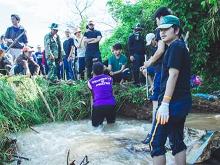 บุคลากรคณะศิลปศาสตร์ร่วมทำฝายชะลอน้ำตามรอยในหลวงรัชกาลที่,9