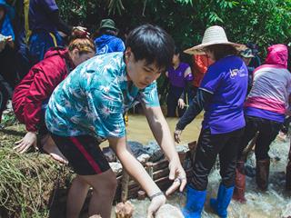 บุคลากรคณะศิลปศาสตร์ร่วมทำฝายชะลอน้ำตามรอยในหลวงรัชกาลที่,9