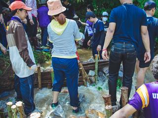บุคลากรคณะศิลปศาสตร์ร่วมทำฝายชะลอน้ำตามรอยในหลวงรัชกาลที่,9