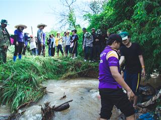 บุคลากรคณะศิลปศาสตร์ร่วมทำฝายชะลอน้ำตามรอยในหลวงรัชกาลที่,9