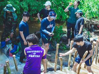 บุคลากรคณะศิลปศาสตร์ร่วมทำฝายชะลอน้ำตามรอยในหลวงรัชกาลที่,9