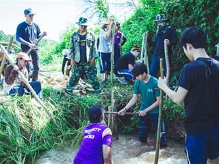 บุคลากรคณะศิลปศาสตร์ร่วมทำฝายชะลอน้ำตามรอยในหลวงรัชกาลที่,9