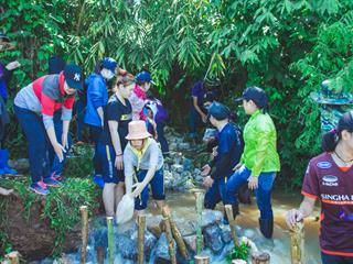 บุคลากรคณะศิลปศาสตร์ร่วมทำฝายชะลอน้ำตามรอยในหลวงรัชกาลที่,9
