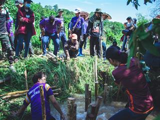 บุคลากรคณะศิลปศาสตร์ร่วมทำฝายชะลอน้ำตามรอยในหลวงรัชกาลที่,9
