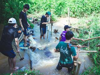บุคลากรคณะศิลปศาสตร์ร่วมทำฝายชะลอน้ำตามรอยในหลวงรัชกาลที่,9