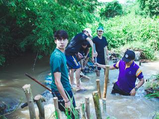 บุคลากรคณะศิลปศาสตร์ร่วมทำฝายชะลอน้ำตามรอยในหลวงรัชกาลที่,9