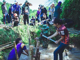 บุคลากรคณะศิลปศาสตร์ร่วมทำฝายชะลอน้ำตามรอยในหลวงรัชกาลที่,9
