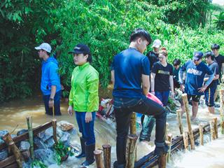 บุคลากรคณะศิลปศาสตร์ร่วมทำฝายชะลอน้ำตามรอยในหลวงรัชกาลที่,9