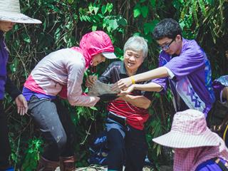 บุคลากรคณะศิลปศาสตร์ร่วมทำฝายชะลอน้ำตามรอยในหลวงรัชกาลที่,9