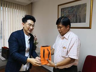 ประธานกรรมการบริหาร,และผู้ร่วมก่อตั้ง,ดีวานา,สปา,ที่ปรึกษาธุรกิจของ,SCBSME,เข้าพบรองอธิการบดีฝ่ายวางแผนและพัฒนา,เพื่อแลกเปลี่ยนประสบการณ์ทางการทำงานร่วมกัน