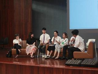 คณะรัฐศาสตร์และสังคมศาสตร์,มหาวิทยาลัยพะเยา,ดำเนินโครงการ,“พิราบขาวเหิรฟ้า,สิงหรากู่คำราม”,(พัฒนานิสิตด้านวิชาการ),กิจกรรม,การนำเสนอผลงาน,/,แข่งขันตอบปัญหานิสิตระดับปริญญาตรี,(พัฒนาสังคม)