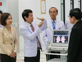 ศูนย์การแพทย์และโรงพยาบาลมหาวิทยาลัยพะเยา,,รับมอบเครื่องรักษาผิวหนังด้วยคลื่นอัลตร้าซาวน์
