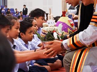 โรงเรียนสาธิตฯ,จัดพิธีประณตจิต,ปูชิตคุณาจารย์,และประดับเครื่องหมายมหาวิทยาลัย,