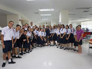 คณาจารย์,และนักเรียนชั้นมัธยมศึกษา,ปีที่,4,โรงเรียนสาธิต,มหาวิทยาลัยพะเยา,เข้าศึกษาการใช้บริการ,และเยี่ยมชมศูนย์บรรณสารและสื่อการศึกษา,มหาวิทยาลัยพะเยา,