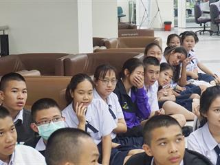 คณาจารย์,และนักเรียนชั้นมัธยมศึกษา,ปีที่,4,โรงเรียนสาธิต,มหาวิทยาลัยพะเยา,เข้าศึกษาการใช้บริการ,และเยี่ยมชมศูนย์บรรณสารและสื่อการศึกษา,มหาวิทยาลัยพะเยา,
