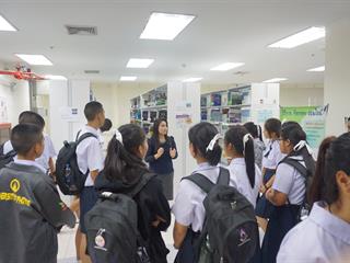 คณาจารย์,และนักเรียนชั้นมัธยมศึกษา,ปีที่,4,โรงเรียนสาธิต,มหาวิทยาลัยพะเยา,เข้าศึกษาการใช้บริการ,และเยี่ยมชมศูนย์บรรณสารและสื่อการศึกษา,มหาวิทยาลัยพะเยา,
