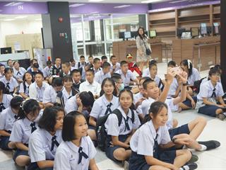 คณาจารย์,และนักเรียนชั้นมัธยมศึกษา,ปีที่,4,โรงเรียนสาธิต,มหาวิทยาลัยพะเยา,เข้าศึกษาการใช้บริการ,และเยี่ยมชมศูนย์บรรณสารและสื่อการศึกษา,มหาวิทยาลัยพะเยา,
