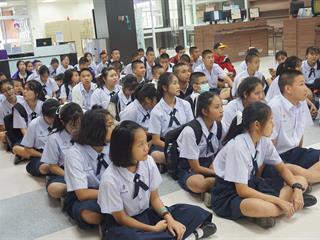 คณาจารย์,และนักเรียนชั้นมัธยมศึกษา,ปีที่,4,โรงเรียนสาธิต,มหาวิทยาลัยพะเยา,เข้าศึกษาการใช้บริการ,และเยี่ยมชมศูนย์บรรณสารและสื่อการศึกษา,มหาวิทยาลัยพะเยา,