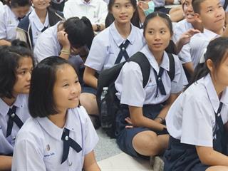 คณาจารย์,และนักเรียนชั้นมัธยมศึกษา,ปีที่,4,โรงเรียนสาธิต,มหาวิทยาลัยพะเยา,เข้าศึกษาการใช้บริการ,และเยี่ยมชมศูนย์บรรณสารและสื่อการศึกษา,มหาวิทยาลัยพะเยา,