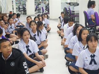 คณาจารย์,และนักเรียนชั้นมัธยมศึกษา,ปีที่,4,โรงเรียนสาธิต,มหาวิทยาลัยพะเยา,เข้าศึกษาการใช้บริการ,และเยี่ยมชมศูนย์บรรณสารและสื่อการศึกษา,มหาวิทยาลัยพะเยา,