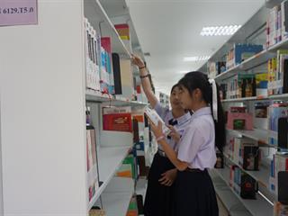 คณาจารย์,และนักเรียนชั้นมัธยมศึกษา,ปีที่,4,โรงเรียนสาธิต,มหาวิทยาลัยพะเยา,เข้าศึกษาการใช้บริการ,และเยี่ยมชมศูนย์บรรณสารและสื่อการศึกษา,มหาวิทยาลัยพะเยา,
