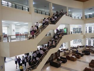 คณาจารย์,และนักเรียนชั้นมัธยมศึกษา,ปีที่,4,โรงเรียนสาธิต,มหาวิทยาลัยพะเยา,เข้าศึกษาการใช้บริการ,และเยี่ยมชมศูนย์บรรณสารและสื่อการศึกษา,มหาวิทยาลัยพะเยา,