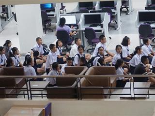 คณาจารย์,และนักเรียนชั้นมัธยมศึกษา,ปีที่,4,โรงเรียนสาธิต,มหาวิทยาลัยพะเยา,เข้าศึกษาการใช้บริการ,และเยี่ยมชมศูนย์บรรณสารและสื่อการศึกษา,มหาวิทยาลัยพะเยา,