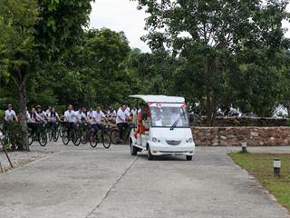ม.พะเยา,มอบจักรยานส่งเสริมกิจกรรมการท่องเที่ยวเชิงเกษตร,ณ,ไร่เชิญตะวัน