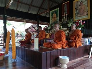 ศูนย์ปฏิบัติการมหาวิทยาลัยพะเยาจิตอาสา(UPSR),และ,ชมรมรากแก้วมหาวิทยาลัยพะเยา,ถวายเทียนพรรษา,เพื่อสืบทอดพระพุทธศาสนา,และถวายเป็นพุทธบูชา,