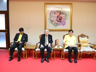 อธิการบดีมหาวิทยาลัยพะเยา,มอบของที่ระลึกแสดงความยินดีกับผู้ว่าราชการจังหวัดพะเยา,เนื่องในโอกาสรับตำแหน่งใหม่