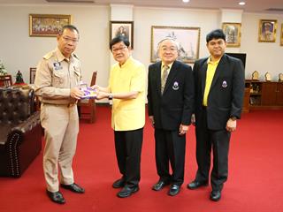 อธิการบดีมหาวิทยาลัยพะเยา,มอบของที่ระลึกแสดงความยินดีกับผู้ว่าราชการจังหวัดพะเยา,เนื่องในโอกาสรับตำแหน่งใหม่