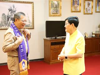 อธิการบดีมหาวิทยาลัยพะเยา,มอบของที่ระลึกแสดงความยินดีกับผู้ว่าราชการจังหวัดพะเยา,เนื่องในโอกาสรับตำแหน่งใหม่