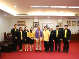 อธิการบดีมหาวิทยาลัยพะเยา,มอบของที่ระลึกแสดงความยินดีกับผู้ว่าราชการจังหวัดพะเยา,เนื่องในโอกาสรับตำแหน่งใหม่