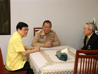 อธิการบดีมหาวิทยาลัยพะเยา,มอบของที่ระลึกแสดงความยินดีกับผู้ว่าราชการจังหวัดพะเยา,เนื่องในโอกาสรับตำแหน่งใหม่