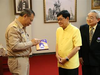 อธิการบดีมหาวิทยาลัยพะเยา,มอบของที่ระลึกแสดงความยินดีกับผู้ว่าราชการจังหวัดพะเยา,เนื่องในโอกาสรับตำแหน่งใหม่