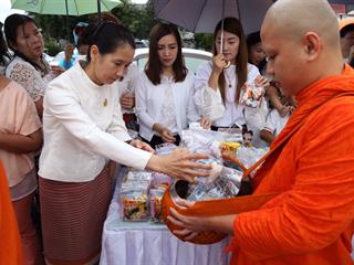 มหาวิทยาลัยพะเยา,ร่วมทำบุญตักบาตรวันอาสาฬหบูชา,ประจำปี,2561,ร่วมกับจังหวัดพะเยา