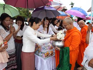 มหาวิทยาลัยพะเยา,ร่วมทำบุญตักบาตรวันอาสาฬหบูชา,ประจำปี,2561,ร่วมกับจังหวัดพะเยา