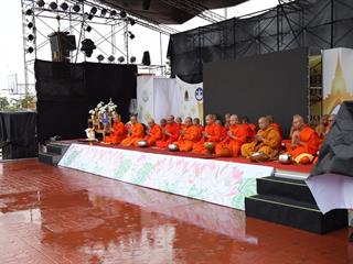 มหาวิทยาลัยพะเยา,ร่วมทำบุญตักบาตรวันอาสาฬหบูชา,ประจำปี,2561,ร่วมกับจังหวัดพะเยา