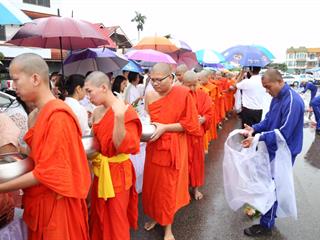 มหาวิทยาลัยพะเยา,ร่วมทำบุญตักบาตรวันอาสาฬหบูชา,ประจำปี,2561,ร่วมกับจังหวัดพะเยา