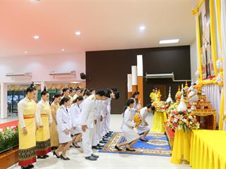 มหาวิทยาลัยพะเยาเข้าร่วมพิธีถวายเครื่องราชสักการะ,และจุดเทียนถวายพระพรชัยมงคล,",ในหลวง,ร.10"