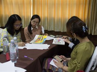 คณะศิลปศาสตร์จัดทำโครงการพัฒนาคุณภาพการศึกษาและพัฒนาท้องถิ่นโดยมีสถาบันอุดมศึกษาเป็นพี่เลี้ยง,โครงการ,“อ่านได้,เขียนคล่อง,ผ่านนิทาน”
